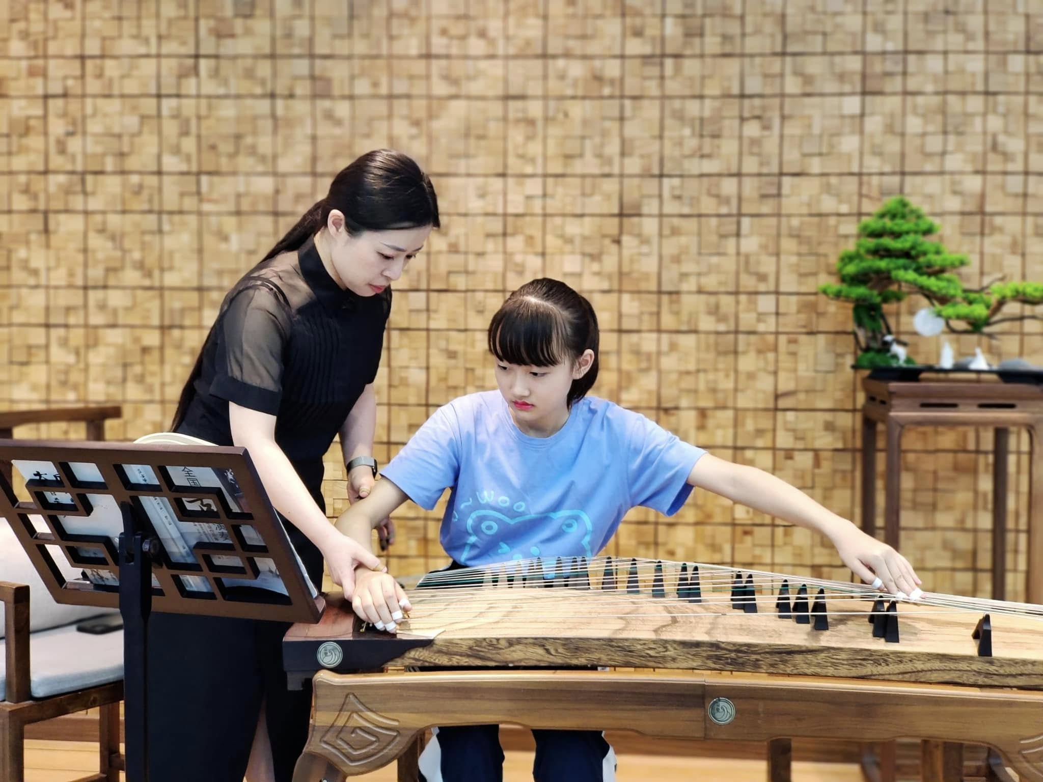 范鶱老師個別指導古箏班