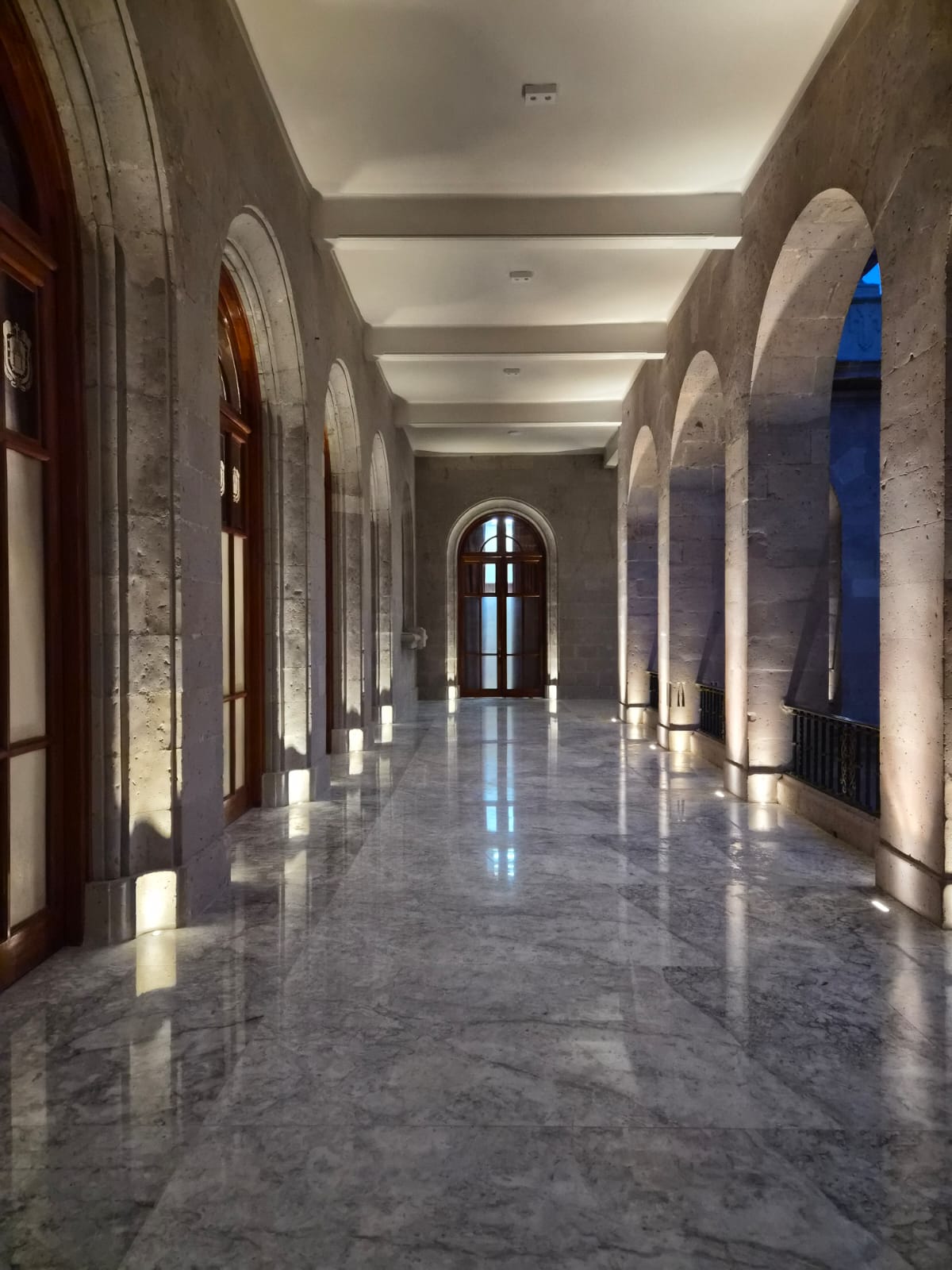 Luminaria de acento Hertz Y en espacio comercial