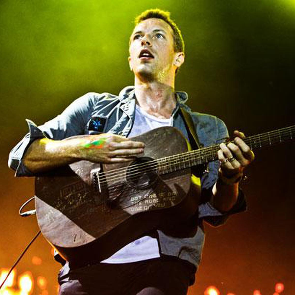 Chris Martin's "Cross-Over Trick" ✍️🎸