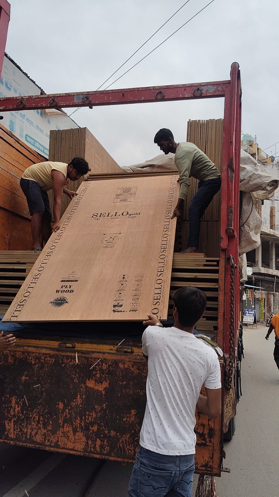 Unloading SelloGold plywood from truck