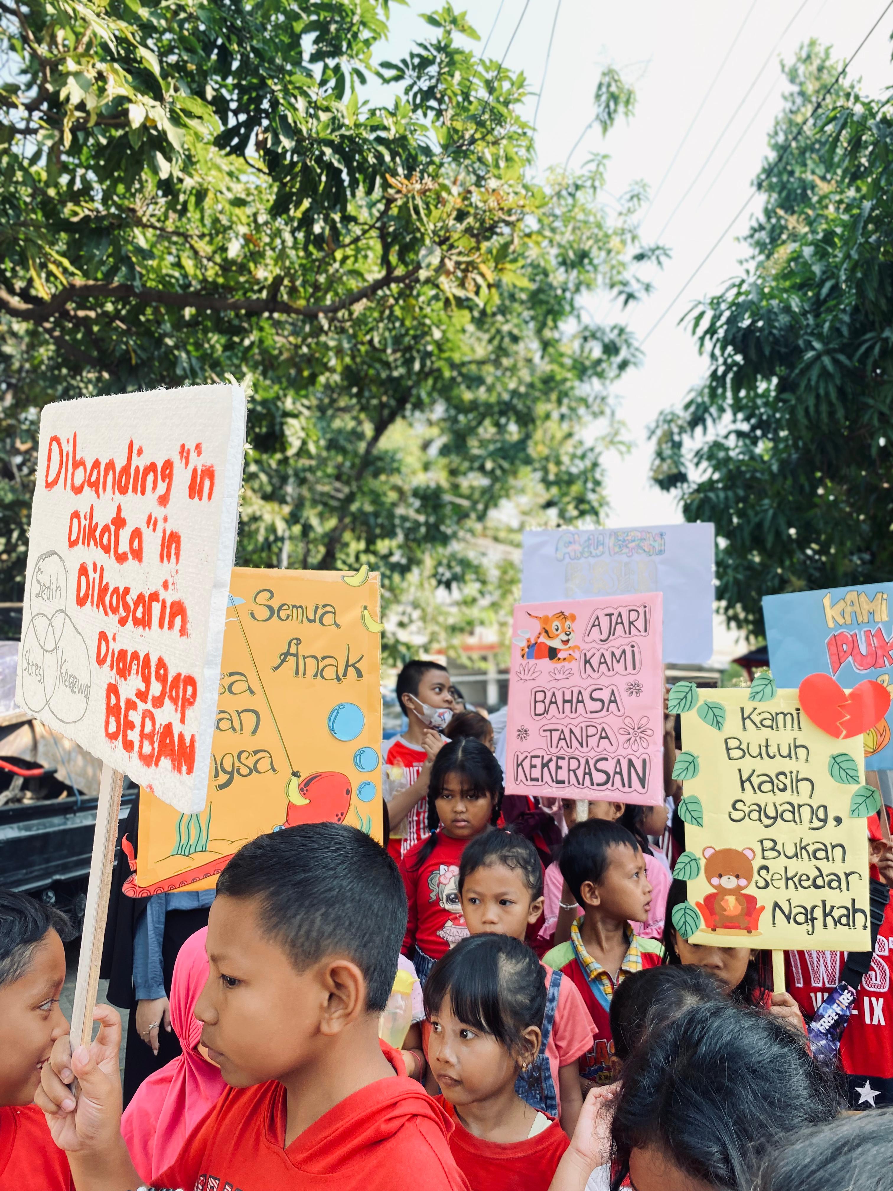 Poster anak-anak menyuarakan harapan