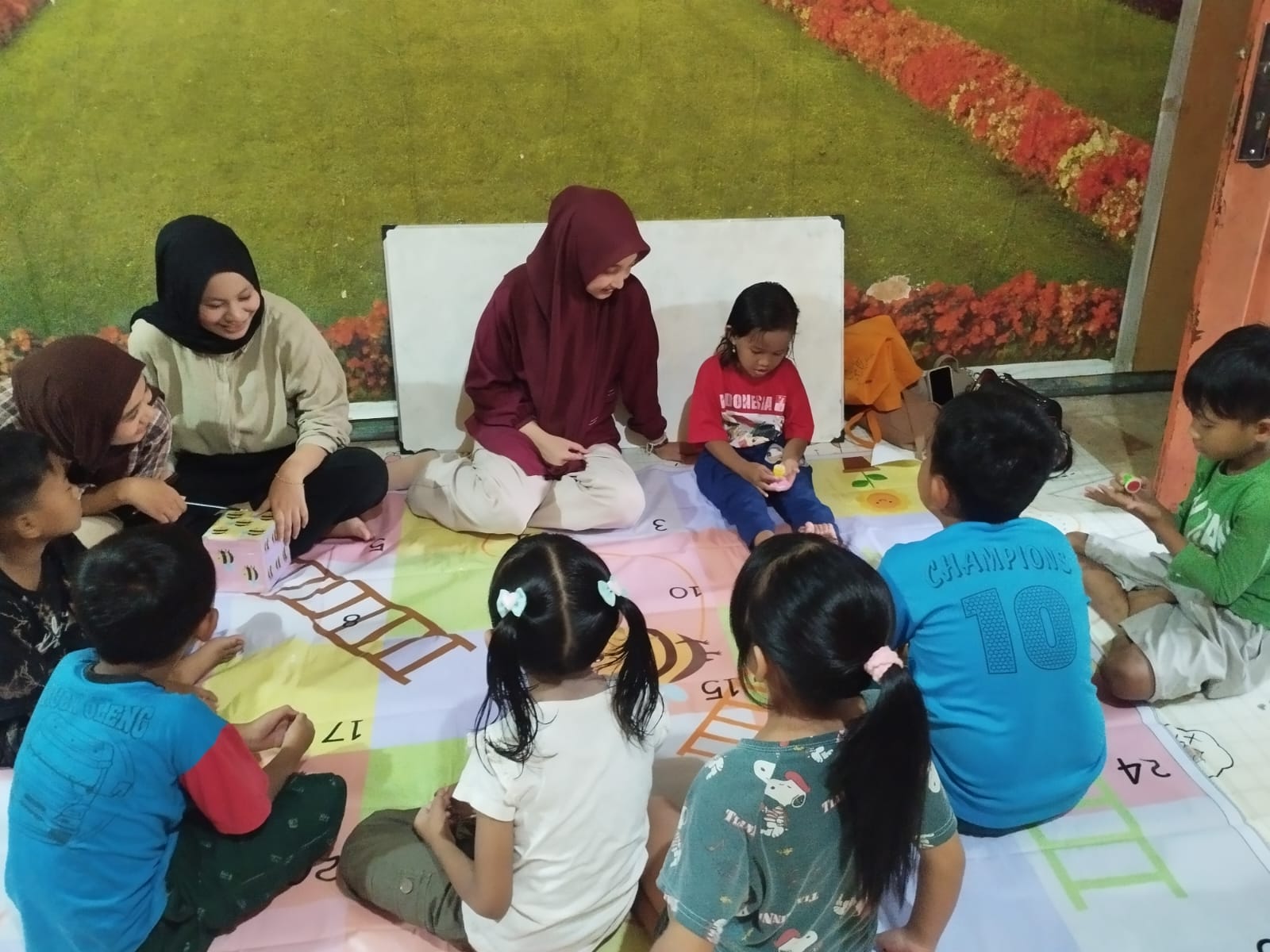 Suasana kegiatan volunteer UNESA di PIJAR Tambak Madu IV Simokerto