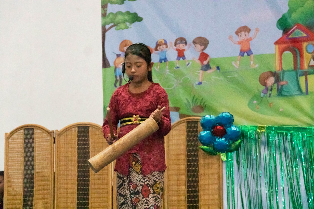 Anak-anak Surabaya tampil ceria dengan seni tradisi dalam peringatan Hari Anak Nasional 2025