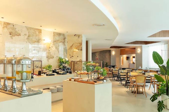 大巨蛋商圈咖啡廳推薦：國聯大飯店「板石 Slate cafe」寬敞座位與自然光