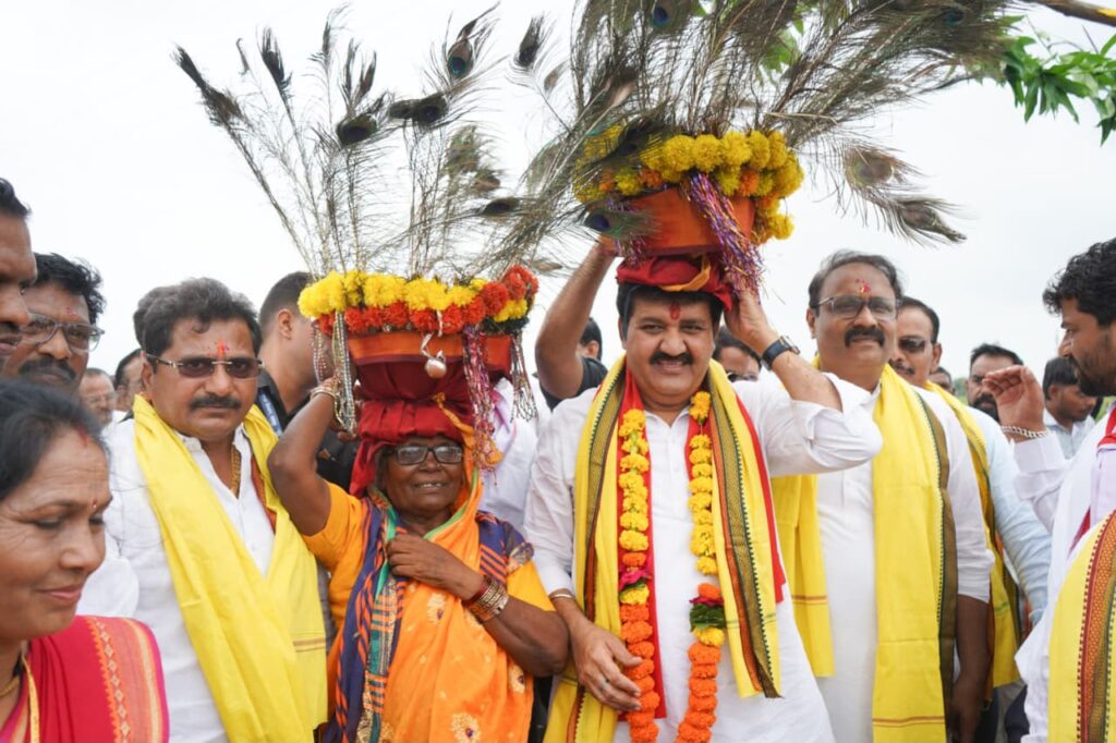 A New Dawn of Development in the Courtyards of the Children of Nature; Guardian Minister Sanjay Rathod Celebrates World Tribal Day at Kolam Hamlet