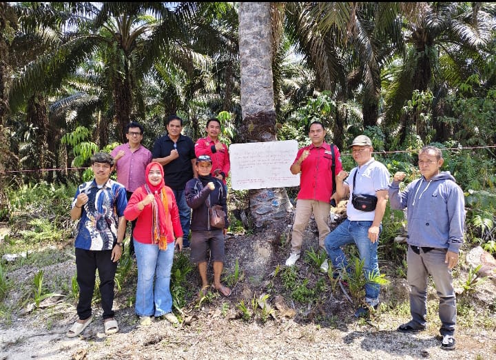 " LAHAN DIKLAIM WARGA DI TENGAH AKTIVITAS PERKEBUNAN, DPC ORMAS GERBANG DAYAK KOBAR DAMPINGI SOHAINI PASANG TANDA BATAS SERTA DESAK MEDIASI TRANSPARAN DAN BERKEADILAN DI DESA RIAM DURIAN "