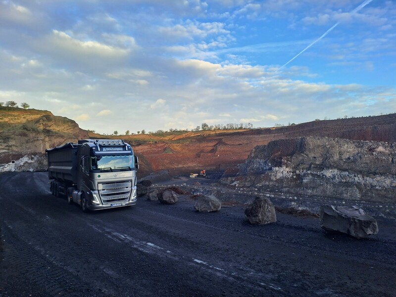 Volvo FH z naczepą wywrotką na placu kopalni