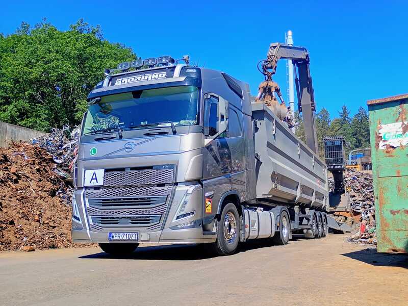 Volvo FH z naczepą wywrotką do transportu złomu i skrzepów