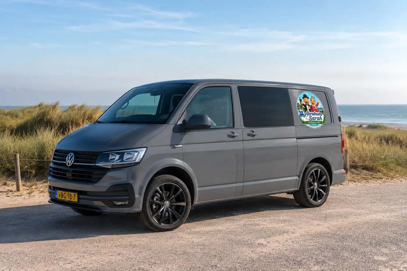 Grijze Volkswagen Transporter T6 voor bezorging