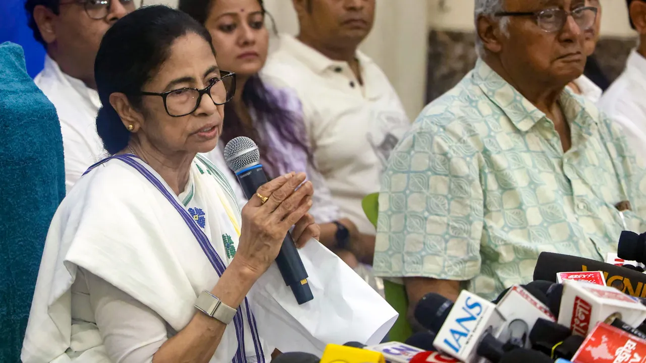 Mamata Banerjee Seeks Urgent Supreme Court Hearing Against ECI Freeze on TMC Name and Symbol