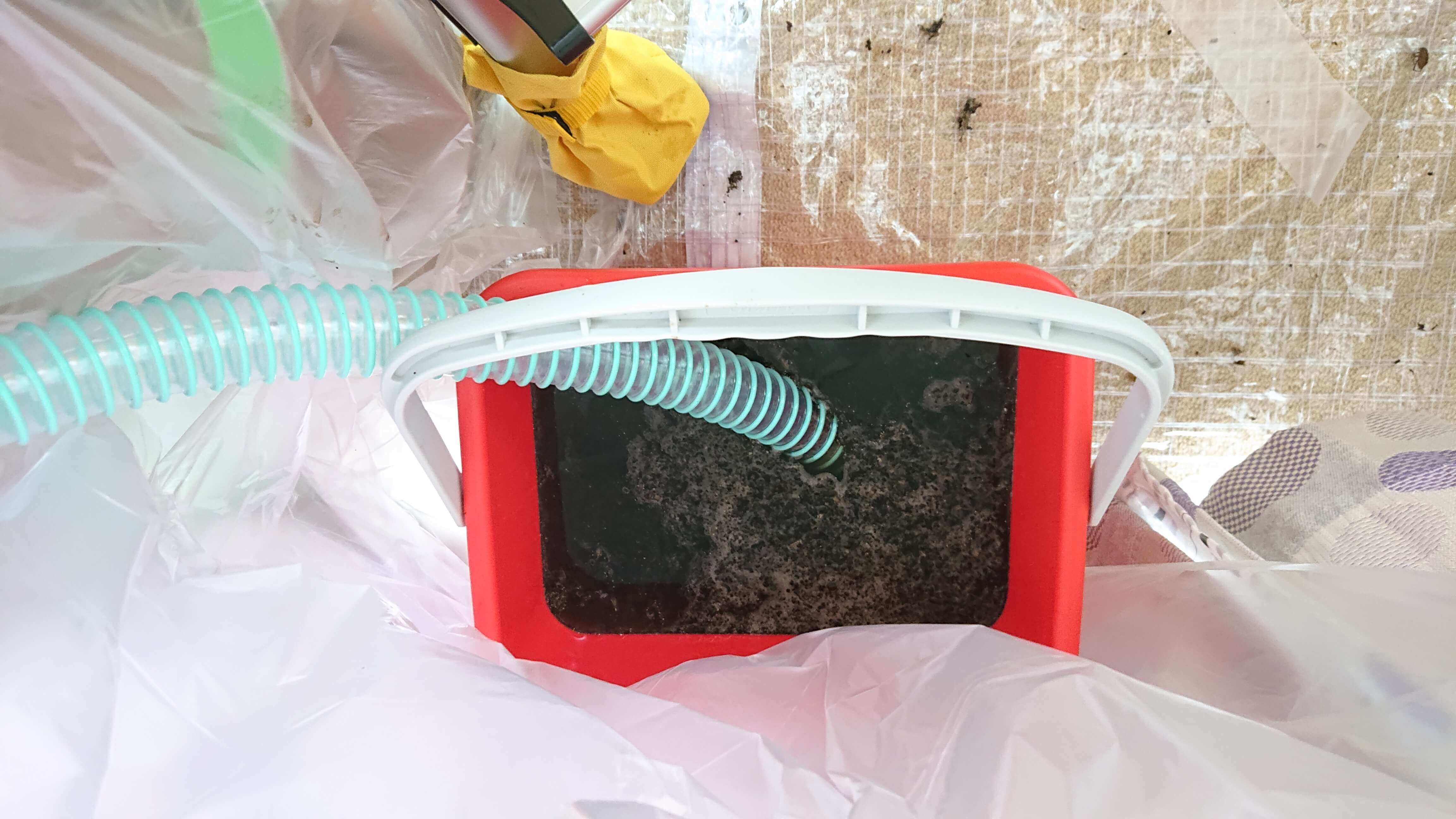 エアコン洗浄後の真っ黒な汚水（快適プロデュース 施工中）