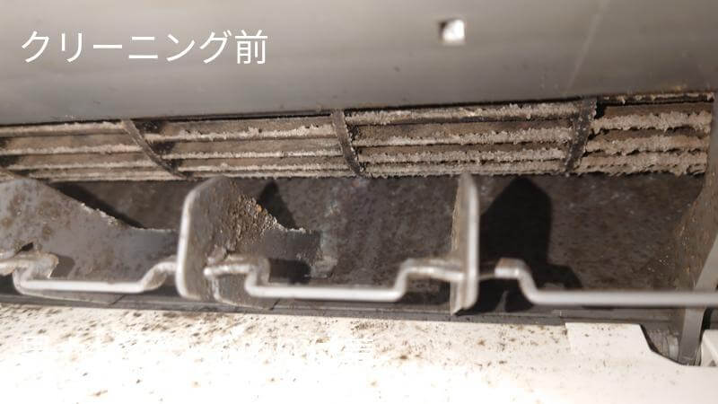 エアコン クロスフローファンに黒カビが付着した施工前写真（快適プロデュース）