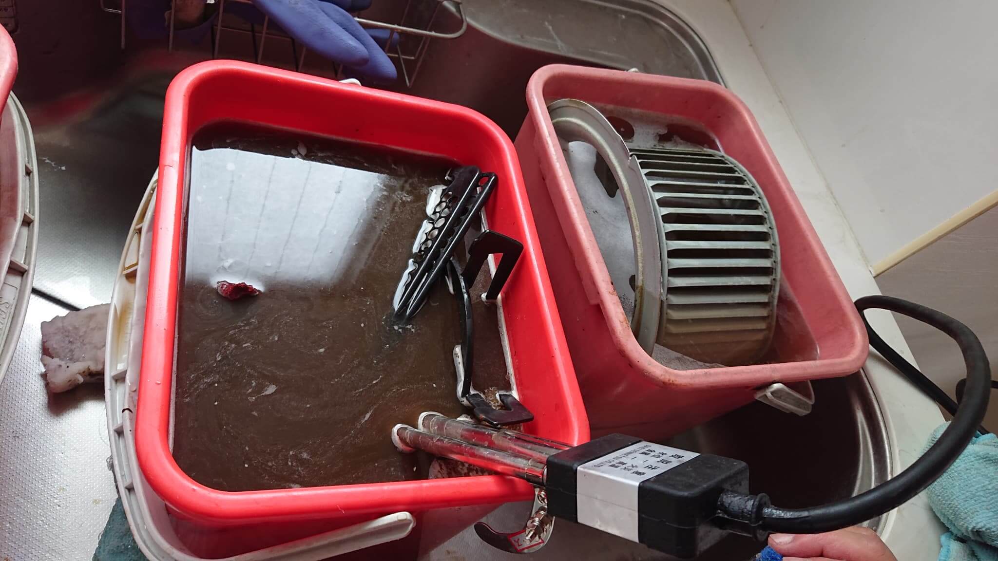 換気扇分解洗浄の様子　市川市ハウスクリーニング