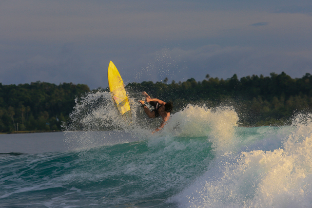 Berselancar di Pantai Rahasia Simeulue 