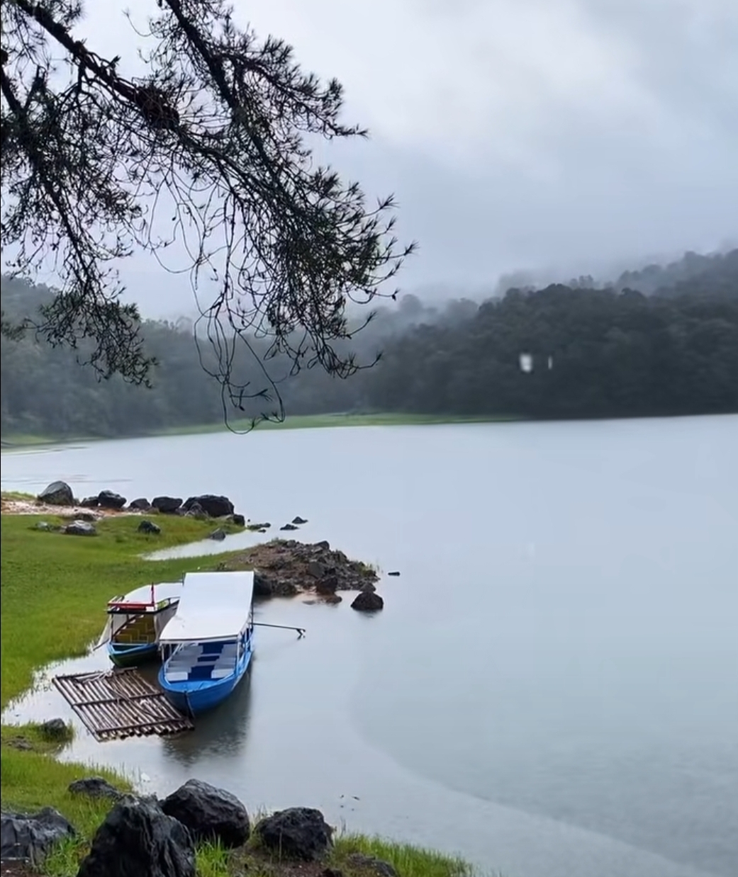 Mendayung Papan di Danau Situ Patenggang Saat Matahari Terbit