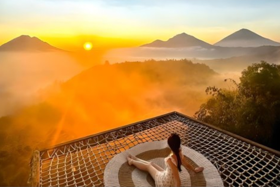 Yoga Matahari Terbit di Puncak Bukit Campuhan 