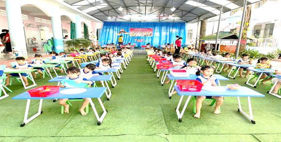 iHình 5: Trẻ tham gia hội thi “Cùng bé sáng tạo”/i