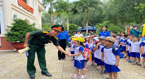 iHình 4: Trẻ tham quan doanh trại bộ đội/i