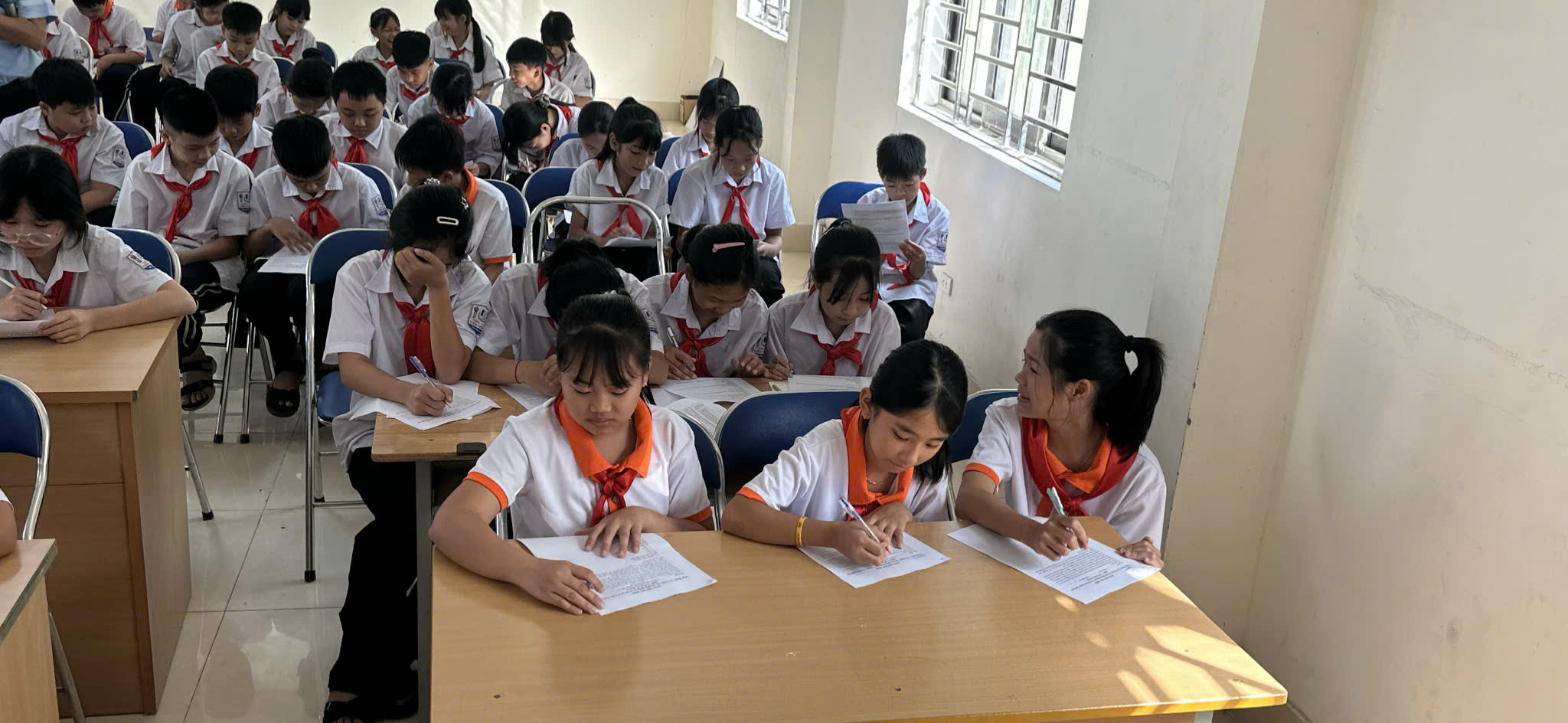 H&igrave;nh học sinh tham gia khảo s&aacute;t 