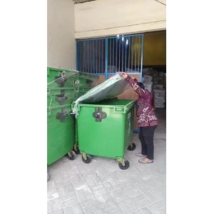 Detail roda tempat sampah Dalton 660 liter
