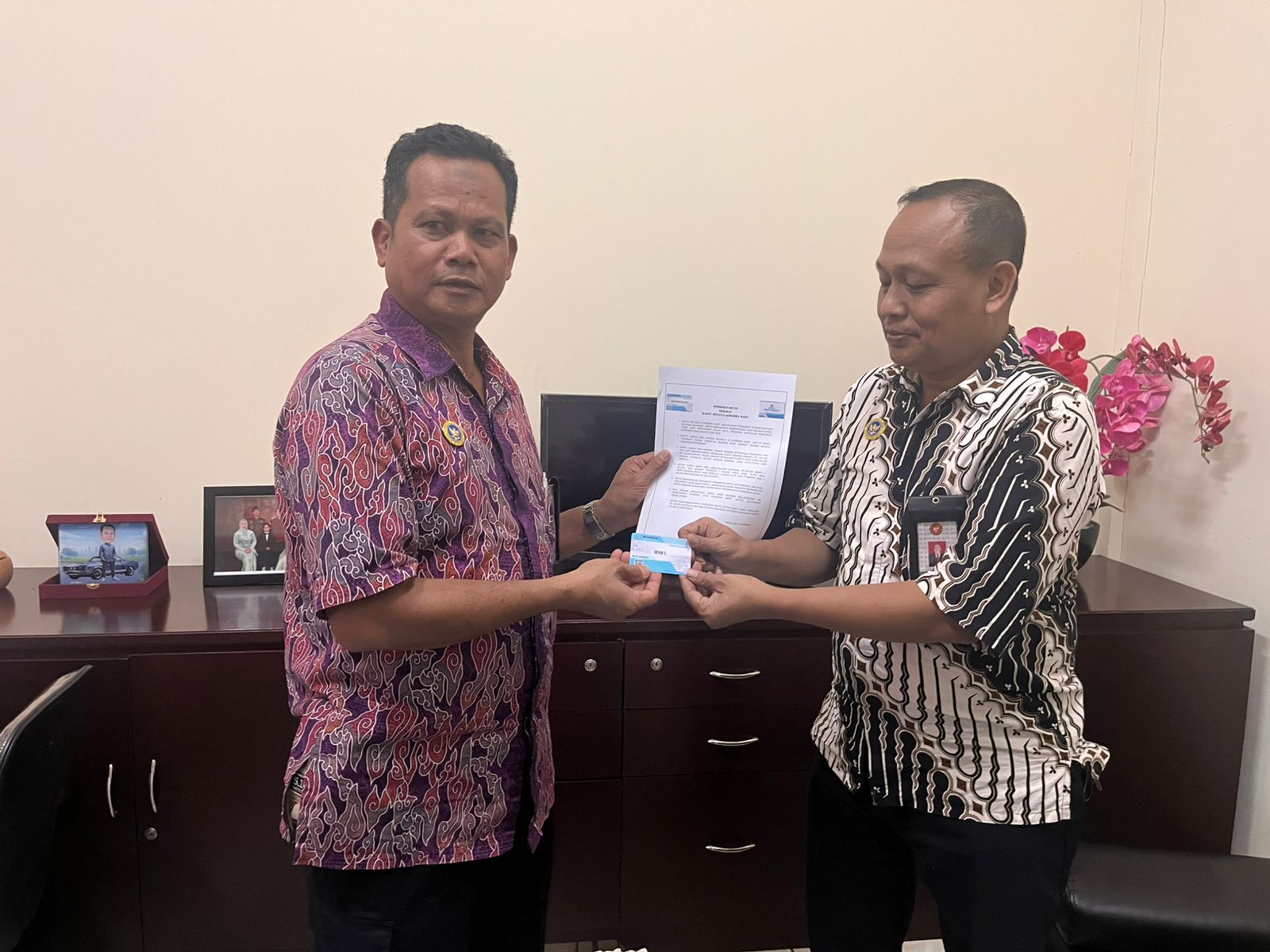 Serah Terima Kartu Voucher digital dari KOSEBHA kepada Biro-05