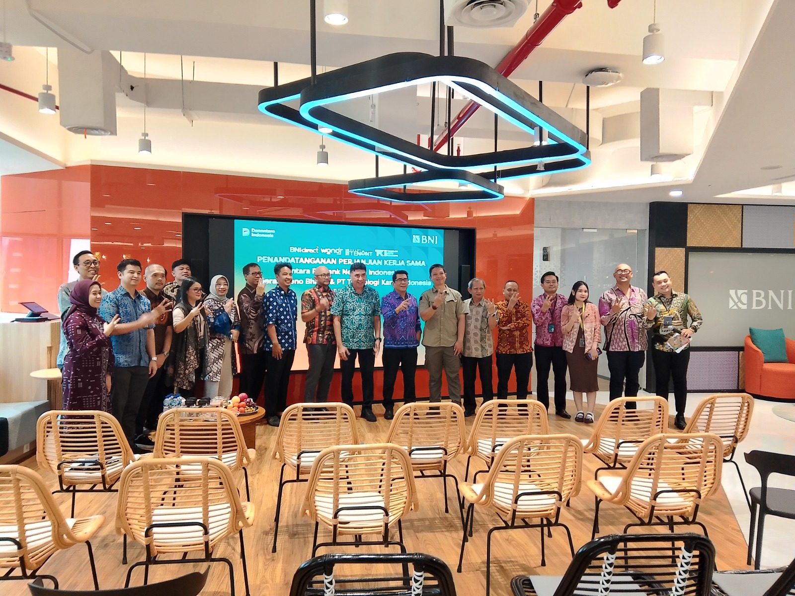 Penandatanganan kerja sama pengadaan kartu voucher digital antara KOSEBHA, BNI dan PT Kartu Teknologi Indonesia